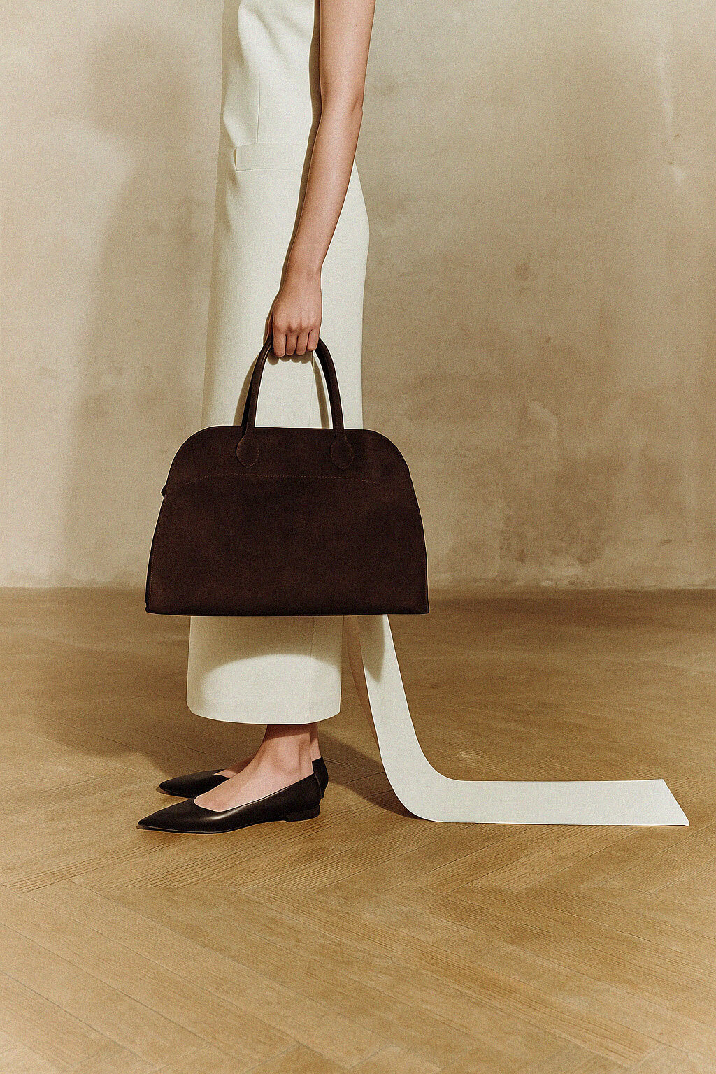 <tc>The Row</tc> 柔軟的 Margaux 15 絨面革包